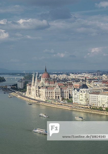 Das Parlament und Fähren auf der Donau  Ungarn  Budapest