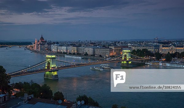 Das Parlament und die Kettenbrücke an der Donau in der Abenddämmerung  Ungarn  Budapest