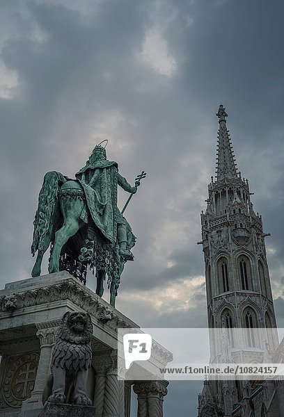 Statue der St. Stephan und Matthias Kirche in der Abenddämmerung,  Ungarn,  Budapest