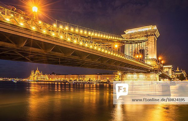 Kettenbrücke beleuchtet bei Nacht auf der Donau,  Ungarn,  Budapest