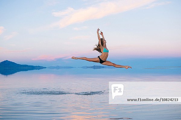 Balletttänzerin beim Sprung über den See  Bonneville Salt Flats  Utah  USA