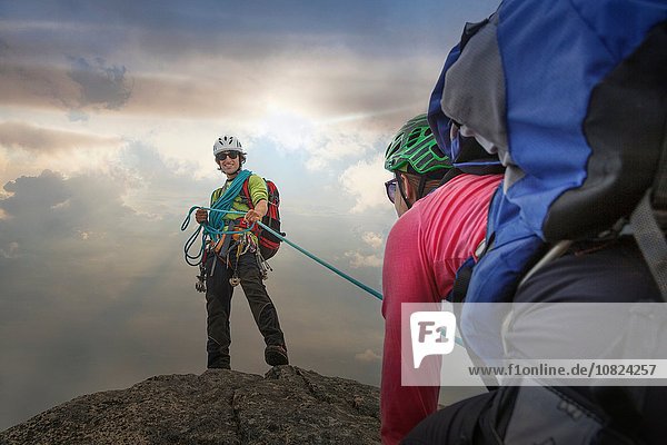 Kletterer auf Bergseil für Partner  Mont Blanc  Frankreich
