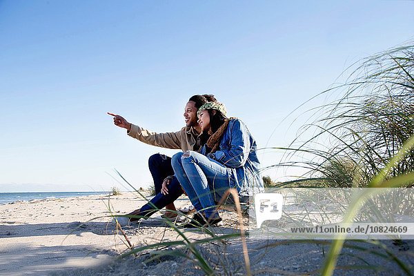 Junges Paar entspannt am Strand  Blick auf die Aussicht