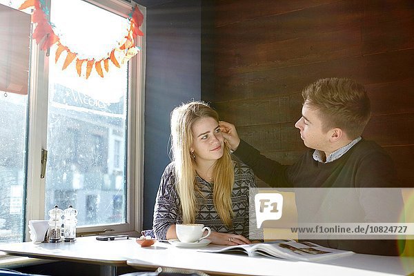 Romantisches junges Paar bei einem Date im Cafe