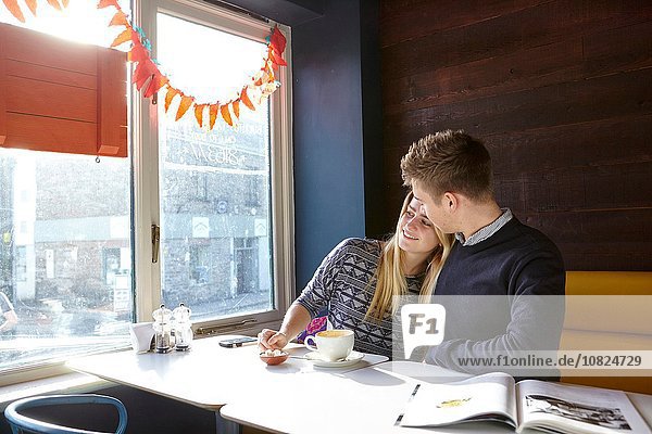 Romantisches junges Paar auf Date im Cafe Fensterplatz