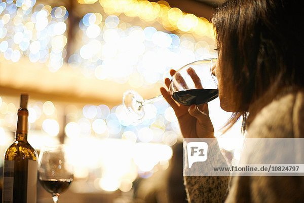 Reife Frau trinkt Rotwein in der Weinstube  Sevilla  Spanien