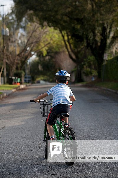 Junge auf dem Fahrrad mitten auf der Straße