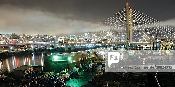 Stadtbild der Tacoma Narrows Brücke und der Narrows bei Nacht  Tacoma  Washington  USA