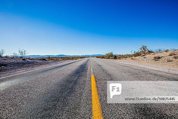 Gerade endlose Straße durch die Wüste bei Primm an der Staatsgrenze zu Nevada  Kalifornien und Arizona  USA.