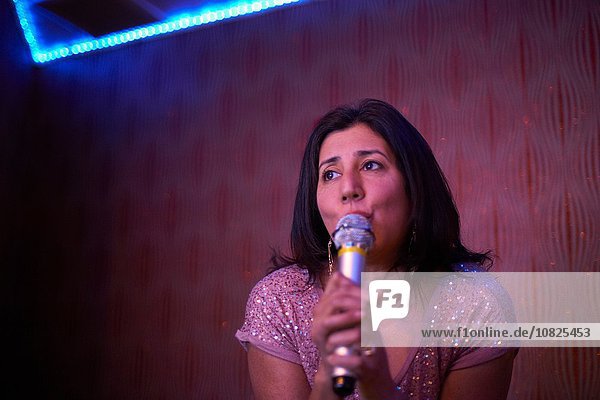 Frau singt Karaoke