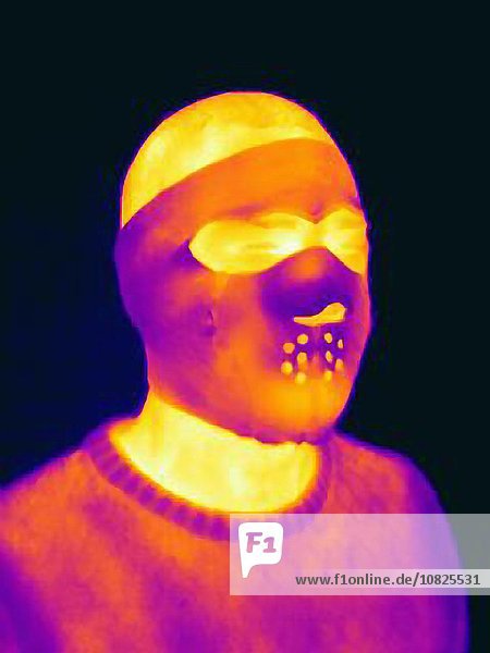 Wärmebild eines Mannes mit bedrohlicher Kopfmaske