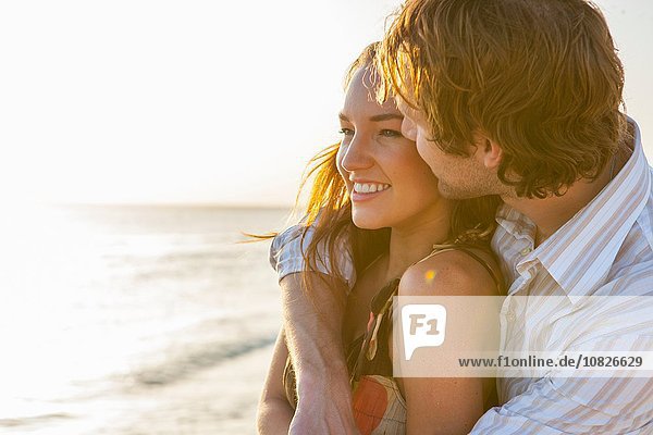 Romantisches junges Paar am sonnigen Strand  Mallorca  Spanien