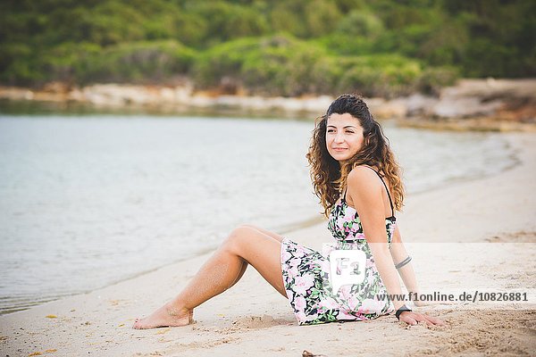 Frau am Strand sitzend