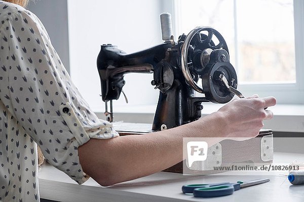 Beschnittene Ansicht der Frau mit der Vintage-Nähmaschine