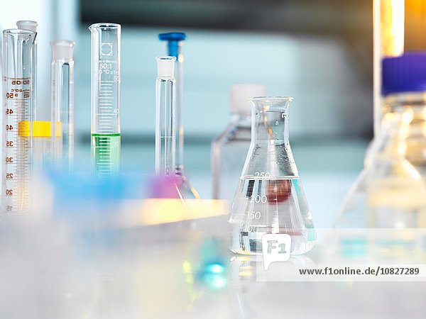 Wissenschaftliche Geräte und Glaswaren auf dem Labortisch in Erwartung des Experiments