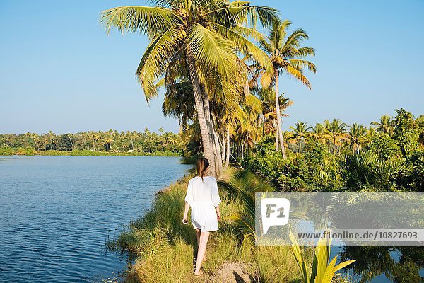 Junge Frau bei Karela Backwaters bei North Paravoor,  Kerala,  Indien