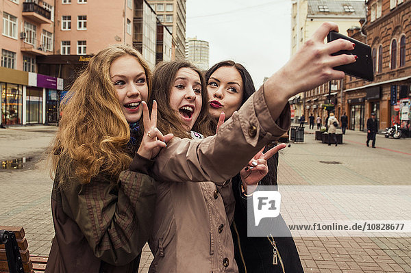 Kaukasische Frauen nehmen Selfie im Freien