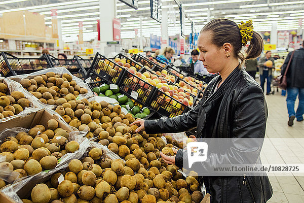 Kaukasische Frau beim Einkaufen im Lebensmittelgeschäft
