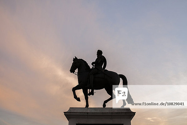 Silhouette von Pferd und Reiter Statue unter Sonnenuntergang Himmel