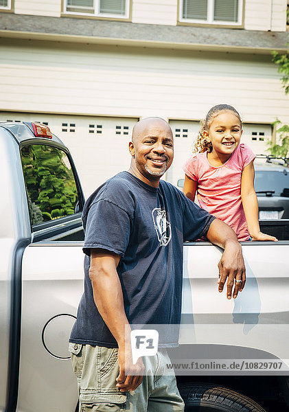 Vater und Tochter lächelnd im Lastwagen