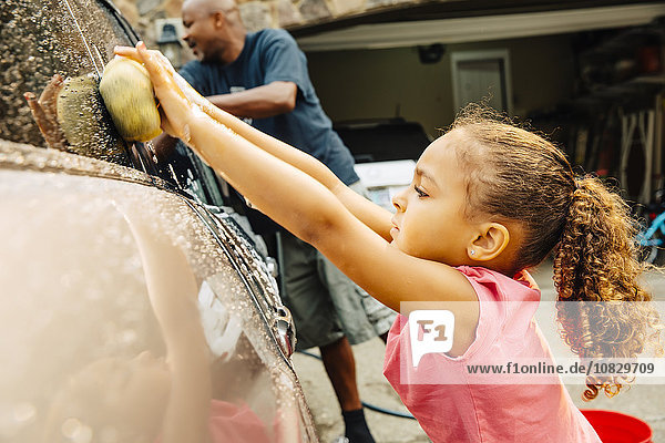 Vater und Tochter waschen Auto