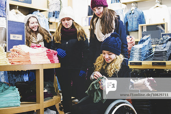 Mädchen beim Einkaufen in einem Bekleidungsgeschäft