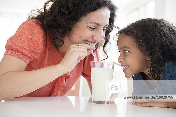Mutter und Tochter trinken Milch