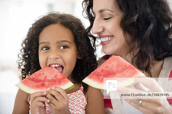 Mutter und Tochter essen Wassermelone
