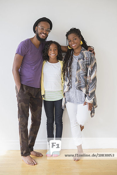 Schwarze Familie lächelnd