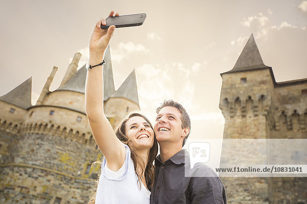 Kaukasisches Paar macht Selfie auf einer Burg