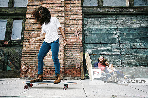 Familie fährt Skateboard auf dem Bürgersteig
