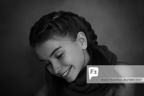 Kaukasisches Teenager-Mädchen lächelnd