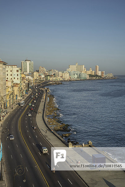 Blick von oben auf das Hafenviertel von Havanna  Havanna  Kuba