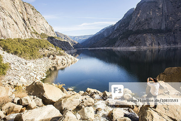 Weißer Mann fotografiert einen See im Yosemite-Nationalpark  Kalifornien  Vereinigte Staaten