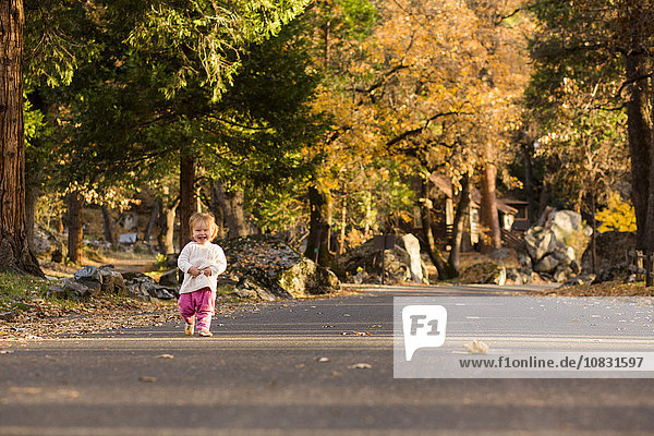 Kaukasisches kleines Mädchen auf der Straße