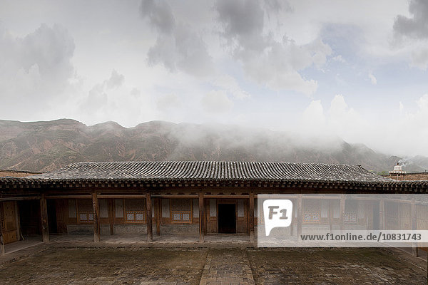 Abgelegenes Kloster und bewölkter Himmel  Qinghai  Tibet  China