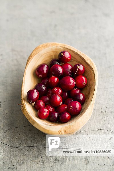 Cranberries in einer Holzschale (Draufsicht)