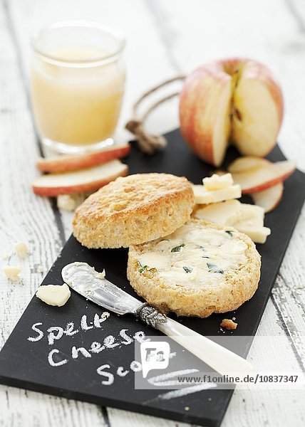 Käse-Scone mit Kräuterbutter  Käse und Apfel