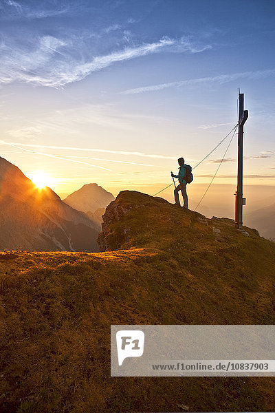 Sonnenaufgang über der Wankspitze  Mieminger Gebirge  Tirol  Österreich  Europa