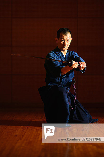 Japanischer Schwertmeister bei der Ausübung seines Handwerks