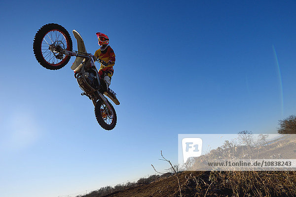 Motocross-Fahrer auf unbefestigter Strecke