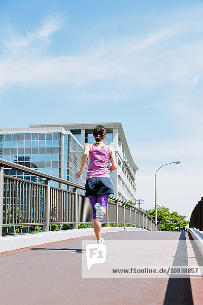 Frau rennen jung Innenstadt japanisch