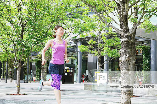 Frau rennen jung Innenstadt japanisch