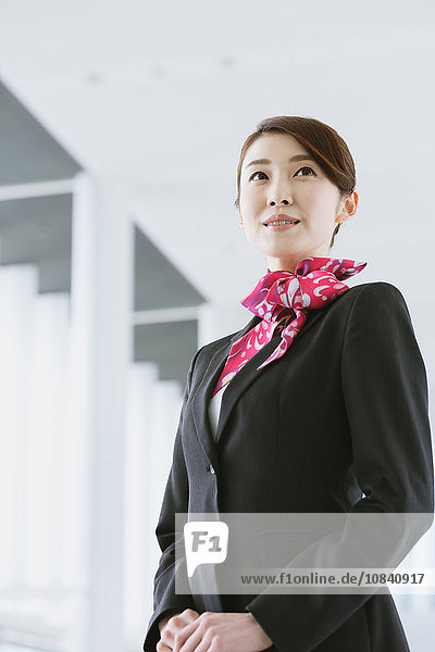 Japanische attraktive Flugbegleiterin auf dem Flughafen