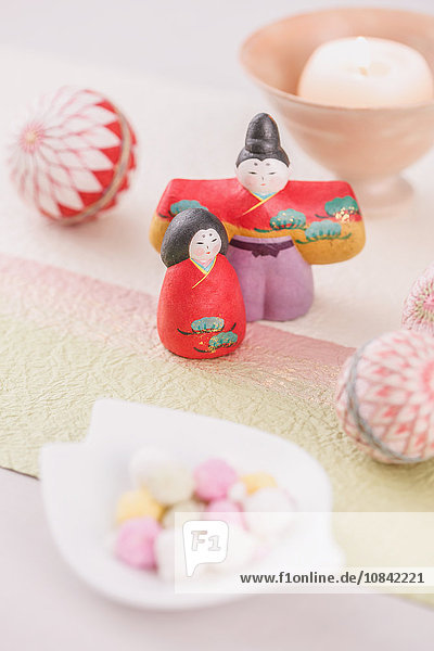 Japanische Süßwaren und Hina-Puppen