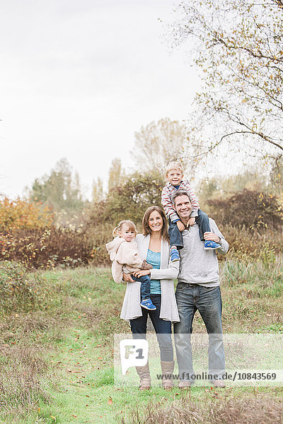Portrait lächelnde Familie im Herbstpark