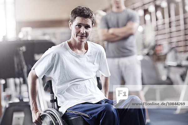 Portrait Mann im Rollstuhl bei der Physiotherapie