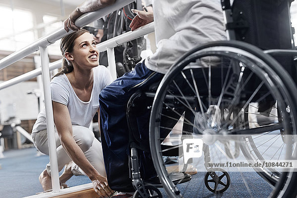 Physiotherapeutin bei der Vorbereitung des Menschen im Rollstuhl