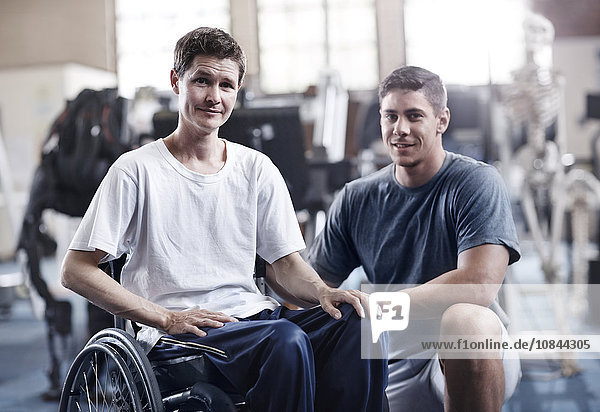 Porträt selbstbewusster Physiotherapeut und Mann im Rollstuhl