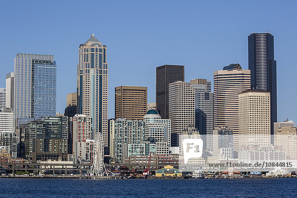 Ein Blick vom Puget Sound auf das Stadtzentrum der Hafenstadt Seattle  King County  Bundesstaat Washington  Vereinigte Staaten von Amerika  Nordamerika